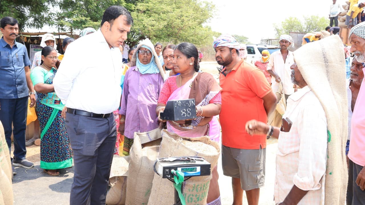 ధాన్యం కొనుగోలు ప్రక్రియ సజావుగా జరగాలి    ఎండల నేపథ్యంలో జాగ్రత్త లు తీసుకోవాలి    కేంద్రాలలో మౌలిక వసతులు ఉండాలి    జిల్లా కలెక్టర్ సందీప్ కుమార్ ఝా 